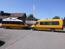 zwei Personentransporter