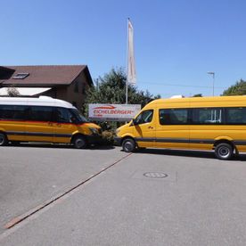 zwei Personentransporter