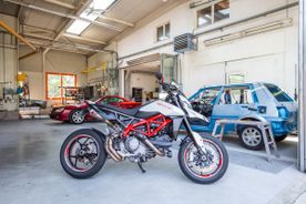 Fahrzeuge in der Carrosserie-Werkstatt
