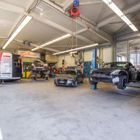 Fahrzeuge in der Carrosserie-Werkstatt